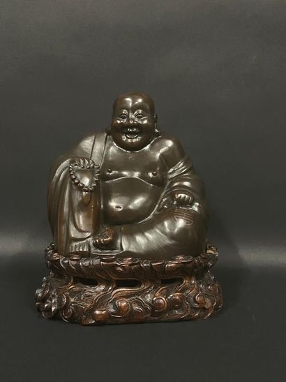 null Bouddha en bronze tenant dans sa main un chapelet, son vêtement décoré de signes...