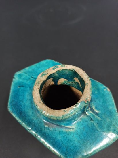 null CHINA - MING period (1368 - 1644)

Hexagonal bottle in turquoise glazed stoneware...