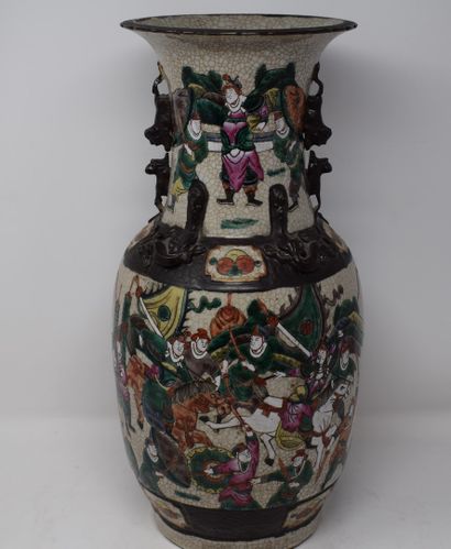  CHINE, Nankin - Fin XIXème siècle 
Paire de vases en grès et émaux polychromes dans...