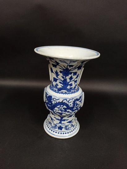 null Vase de forme Gu en porcelaine à décor sous couverte bleu d'un dragon dans les...