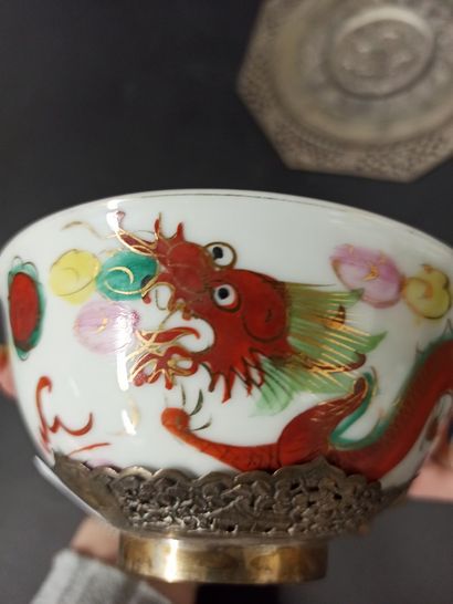 null Paire de tasses et sous tasses en porcelaine à décor de phoenix et dragons,...