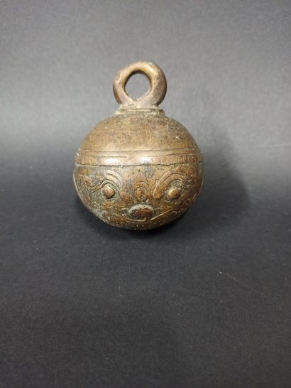 null Bronze bell decorated in light relief with the face of Hanuman ?

Nepal

H....