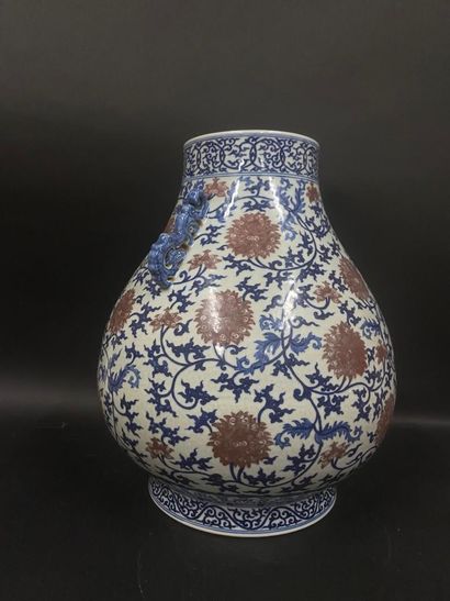 null Important vase en porcelaine à décor bleu sous couverte et rouge de fer de lotus...