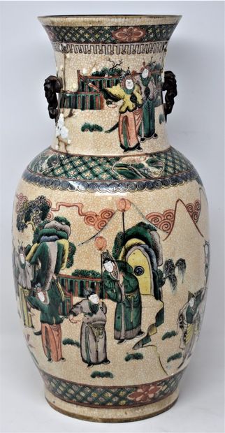  CHINE, Nankin - XIXeme siècle 
Vase en grès de la famille verte à décor de haut...