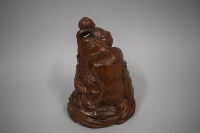 null CHINA - Modern

Carved bamboo group of a seated Budai holding a vase. 

H.:...