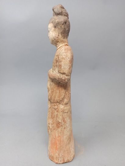 null CHINE - Epoque TANG (618-907)

Statuette en terre cuite à traces de polychromies...