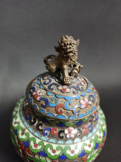 null Lot of miniature objects including:

- 2 hard stone and cloisonné enamel pourers

-...