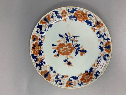 Large plate slightly hollow in porcelain,...