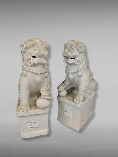 null CHINA - 19th century

Pair of chimeras forming an incense stick holder in white...