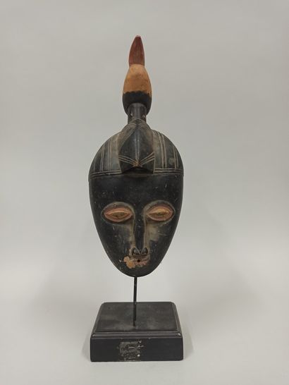 null Petit masque Baoulé décoré d’un oiseau 

H.: 26 cm