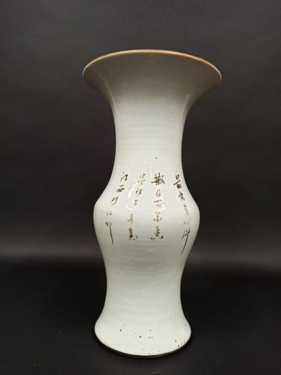 null Vase en porcelaine de Chine à décor d'une femme sous une ombrelle, un poème...