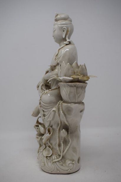 null CHINA - Early XXth century.

Statuette in Chinese white representing a guanine...