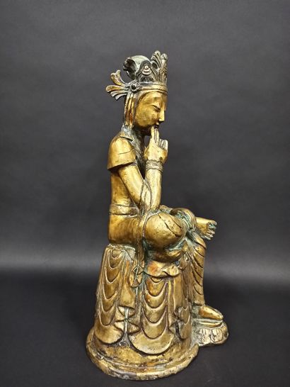 null Guanine Maitrea en bronze doré et ciselé assise sur un tertre, le pied gauche...