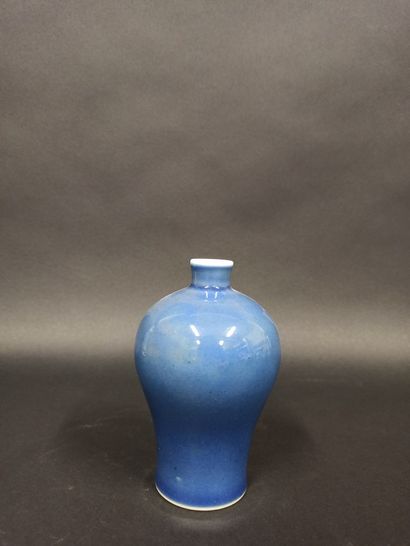 null Vase Meiping en porcelaine émaillé bleue.

Chine, XXème siècle

H. : 12.5cm