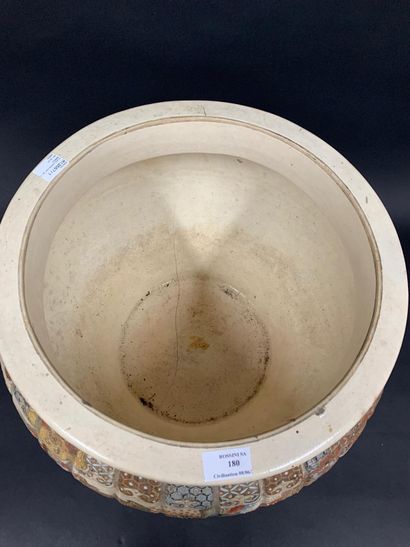 null Large pot in Satsuma earthenware enamelled polychrome with characters. (Crack)

Early...