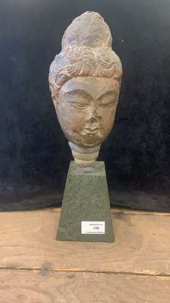 null Fragment de tête de Guanyn en pierre sculptée et patinée.

Socle de marbre vert.

Chine...