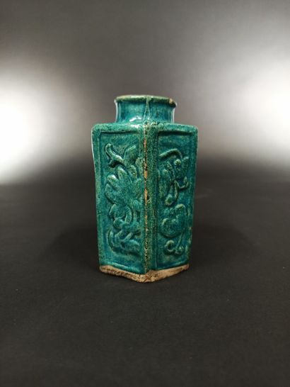  CHINE - Epoque MING (1368 - 1644) 
Flacon de forme hexagonale en grès émaillé turquoise...