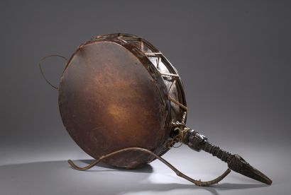 null TIBET - XXth century

Monastery drum with dhyangro wood handle. 

H. 67 cm.