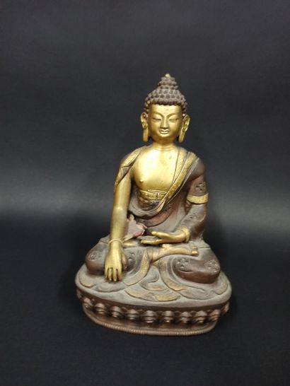 Bouddha en alliage de cuivre représenté assis...