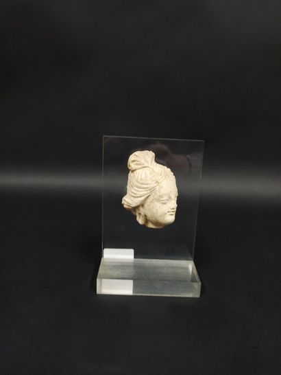 null Head of woman in right profile in limestone.

Ht. 7.50 cm. 

On a Plexiglass...