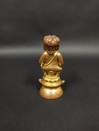 null Petit personnage en bronze laqué or.

Chine

H. 13 cm