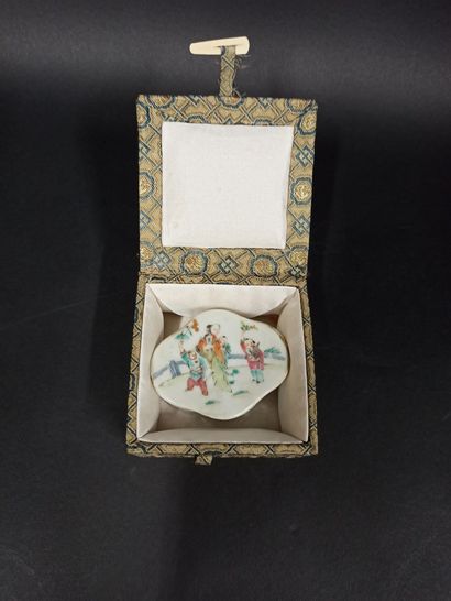 null CHINE 

Petite boîte en porcelaine polychrome de forme polylobée à décor d'une...