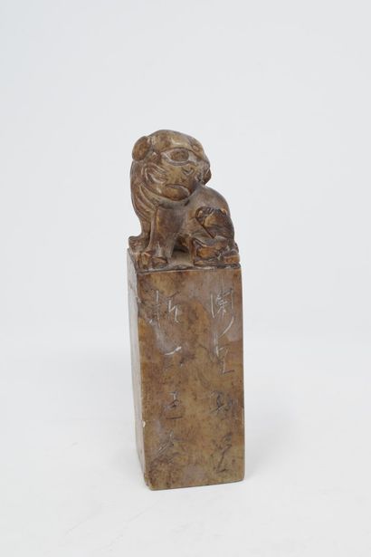 null CHINA, 20th century.

Hard stone stamp representing a dog of Fô

Fractured and...