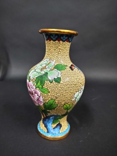 null Vase of baluster form out of copper and enamels cloisonnés polychrome with decoration...