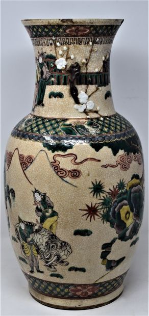 null CHINE, Nankin - XIXeme siècle

Vase en grès de la famille verte à décor de haut...