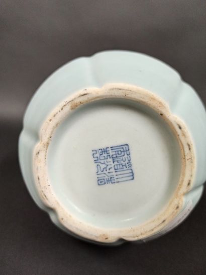 null Grand vase bleu en porcelaine en forme de coloquinte.

Chine XXème siècle.

H....