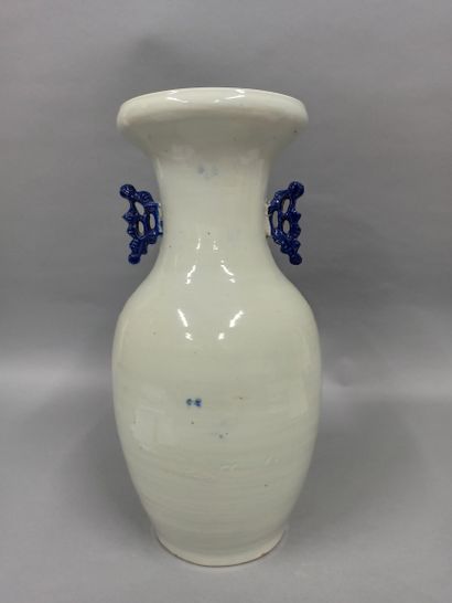 null CHINE, Canton - XXe siècle

Vase balustre en porcelaine émaillée céladon, à...
