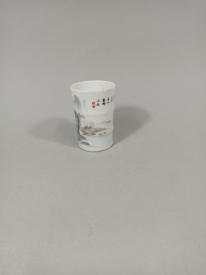 null CHINE - Moderne

Porte-pinceaux en forme de bambou en porcelaine émaillée polychrome...