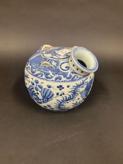 null Porcelain kendi with blue and white friezes of fish and phoenix.

China XXth.

H....