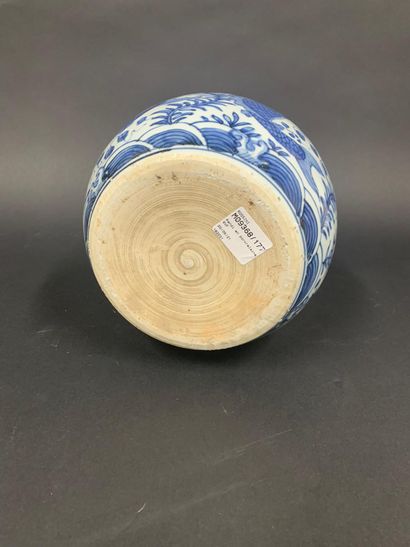 null Porcelain kendi with blue and white friezes of fish and phoenix.

China XXth.

H....