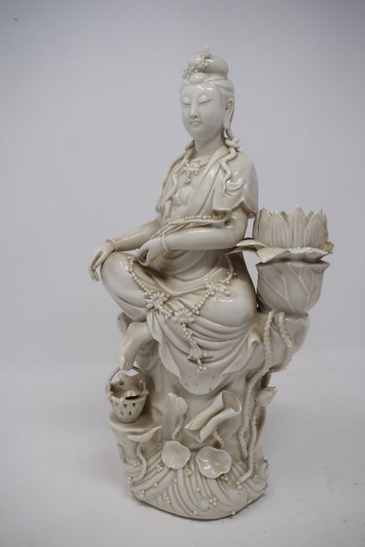 null CHINA - Early XXth century.

Statuette in Chinese white representing a guanine...