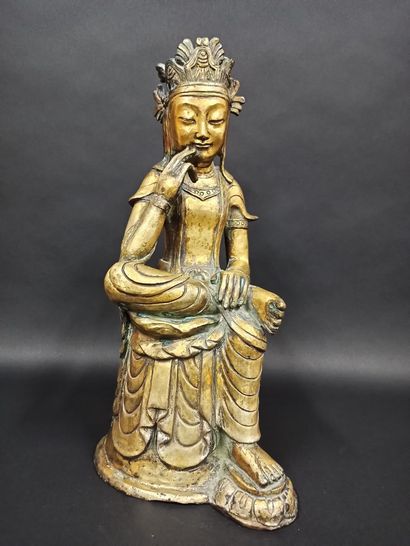 null Guanine Maitrea en bronze doré et ciselé assise sur un tertre, le pied gauche...