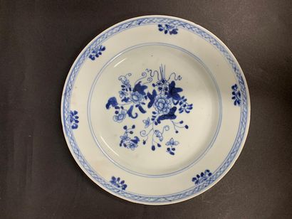 null CHINA - JAPAN

Lot of 18th and 19th century porcelain including:

- 7 plates...