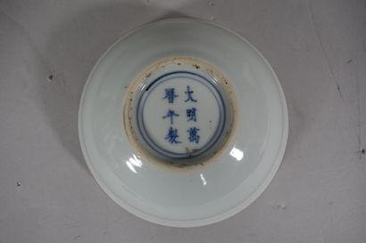  CHINE, XXème siècle 
coupe évasée sur petit pied en porcelaine à décor en bleu sous...