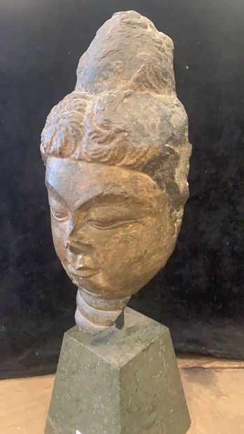 null Fragment de tête de Guanyn en pierre sculptée et patinée.

Socle de marbre vert.

Chine...