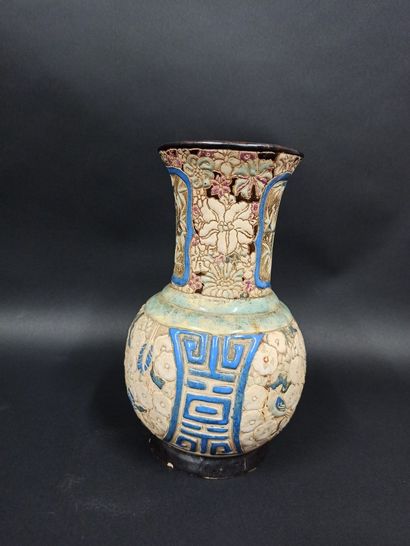 null Ceramic vase with polychrome glazed decoration of birds and flowers.

Vietnam,...