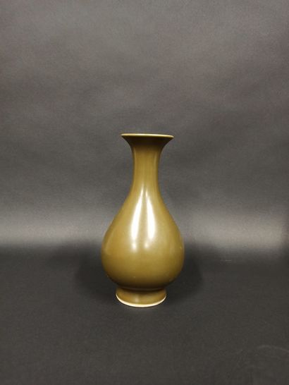 null Porcelain vase of baluster shape enamelled olive green.

China XXth century.

H....