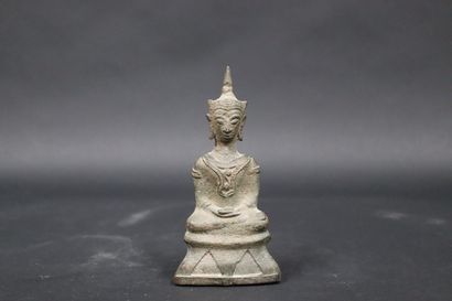 null Small bronze buddha seated on a triangular base, hands joined on the belly.

Thailand...