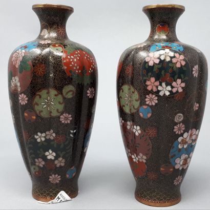 null Paire de vases en cuivre de forme balustre godronnée à décor cloisonné fleuri...