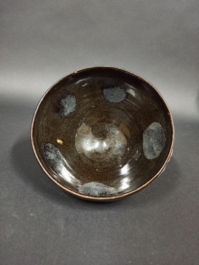null Temoku" tea bowl with lotus petals

Brown glazed terra cotta

China, Song style...
