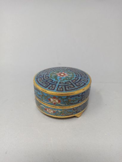 null Box of circular form in bronze with polychrome cloisonné decoration of geometrical...