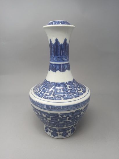 null Meeting of two porcelain vases with blue and white decoration of scrolls and...