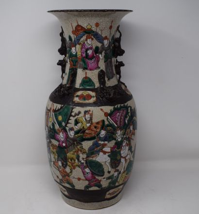  CHINE, Nankin - Fin XIXème siècle 
Paire de vases en grès et émaux polychromes dans...