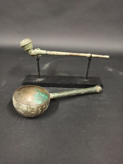 null Meeting of two pieces including a pipe and a ladle in bronze with patina of...