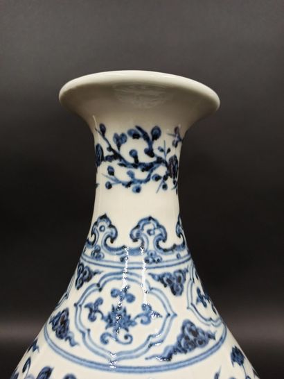 null Vase en porcelaine à décor bleu sous couverte de lotus et de rinceaux.

Chine

H....