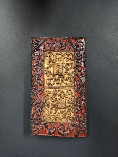 null Petit manuscrit, couverture en bois laqué rouge et or, l'intérieur représentant...